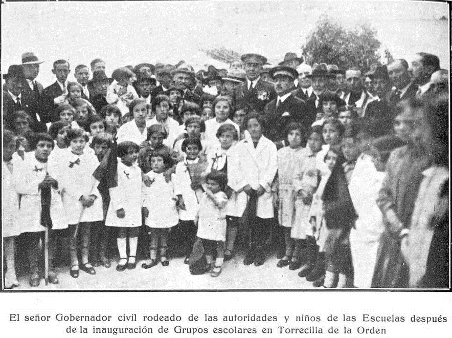 Inaguración Grupos escolares en Torrecilla de la Orden.El avance de la provincia de Valladolid, desde el 13 de septiembre de 1923 al 31 de mayo de 1928: memoria.